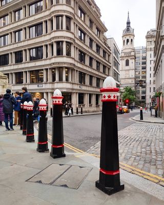 Más de una vez os he comentado que me encanta la zona de La City de #Londres. Por qué? Es mucho más que un distrito financiero (de los más importantes del mundo) repleto de rascacielos y oficinas. Es el corazón del antiguo casco histórico de la ciudad desde tiempos Romanos donde convive lo clásico con lo moderno, creando una zona de contrastes única. Bajo el suelo hay reliquias que poco a poco van saliendo a la luz 🖤 . . 📸 Cerca del monumento al gran incendio, al fondo se ve la bonita iglesia de St. Magnus The Martyr. . . Contra todo pronóstico, adelanto la publicación del nuevo artículo en el blog, una guía de la City con todo lo que no os podéis perder en esta vibrante zona. Os he dejado el link en la bio 😘🔝 . . #visitlondon #citylondon #thecityoflondon #londresturismo #londinium #historiclondon #lovehistory #londoncalling #london #londonstreets #amolondres #viajeros #londonblogger🇬🇧 #travelbloggers #instaviajeros #travellingram #instalondoner #inglaterra #visitbritain #viajandoando #viajerosafull #españolesenlondres #wonderfulplaces #secretlondon #amoviajar #traveluk