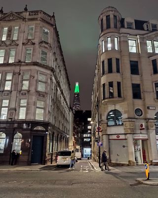 En Eastcheap al anochecer asomaba The Shard iluminado desde la otra orilla del Támesis ❤️ . . #visitlondon #londres #theshardlondon #thecitylondon #londonstreetphotography #londonatnight #londres🇬🇧 #londonblogger #travelblogger #beautifullondon #prettylittleengland #visitbritain #inglaterra #instaviajeros #igerslondon #travelgrammer #citylights #viajesyturismo #viajaralondres #viajarmola #lovegreatbritain #mytravelgram #amolondres #amoviajar #viajeros #traveluk #españolesenlondres #londonpics #londongram